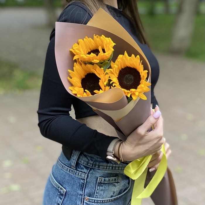 Букет из трёх подсолнухов