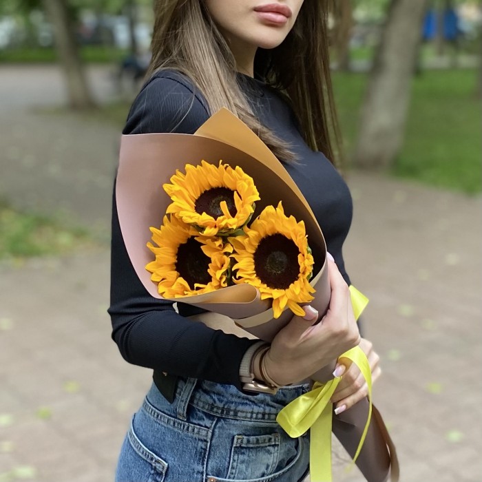 Букет из трёх подсолнухов