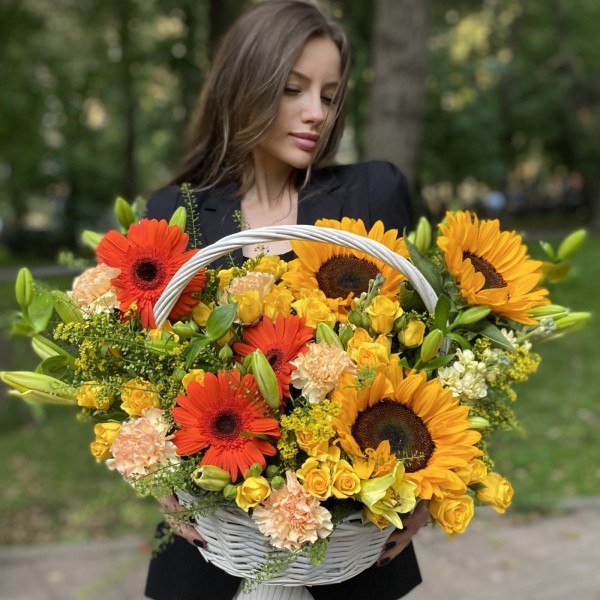 Композиция в корзине с подсолнухами Флорентина