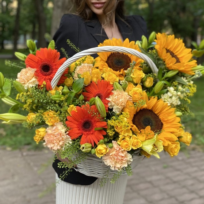 Композиция в корзине с подсолнухами Флорентина
