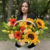 Композиция в корзине с подсолнухами Флорентина