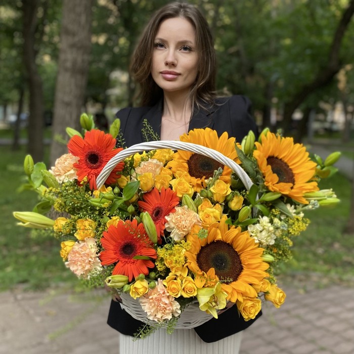 Композиция в корзине с подсолнухами Флорентина