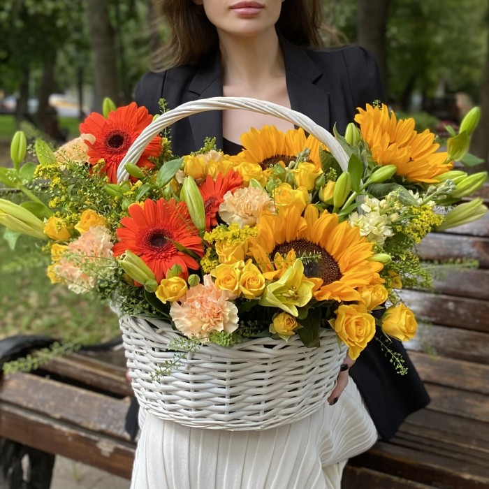 Композиция в корзине с подсолнухами Флорентина