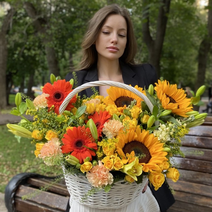 Композиция в корзине с подсолнухами Флорентина