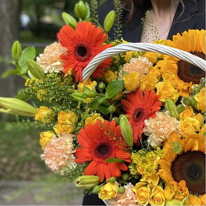 Композиция в корзине с подсолнухами Флорентина