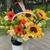 Композиция в корзине с подсолнухами Флорентина