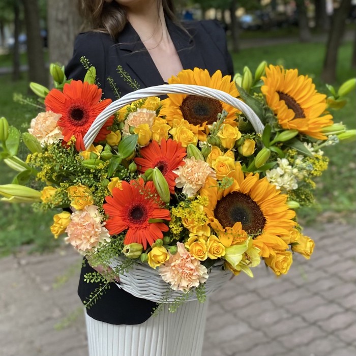 Композиция в корзине с подсолнухами Флорентина
