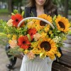 Композиция в корзине с подсолнухами Флорентина