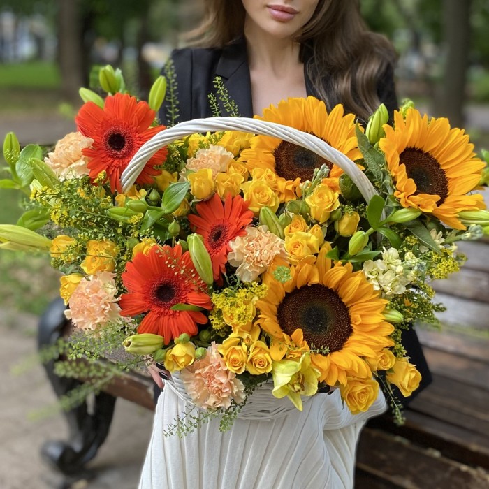 Композиция в корзине с подсолнухами Флорентина