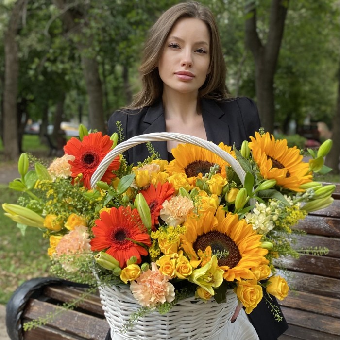 Композиция в корзине с подсолнухами Флорентина