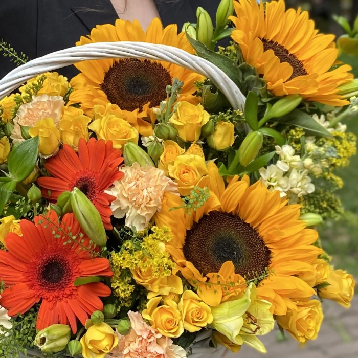 Композиция в корзине с подсолнухами Флорентина