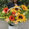 Композиция в корзине с подсолнухами Флорентина