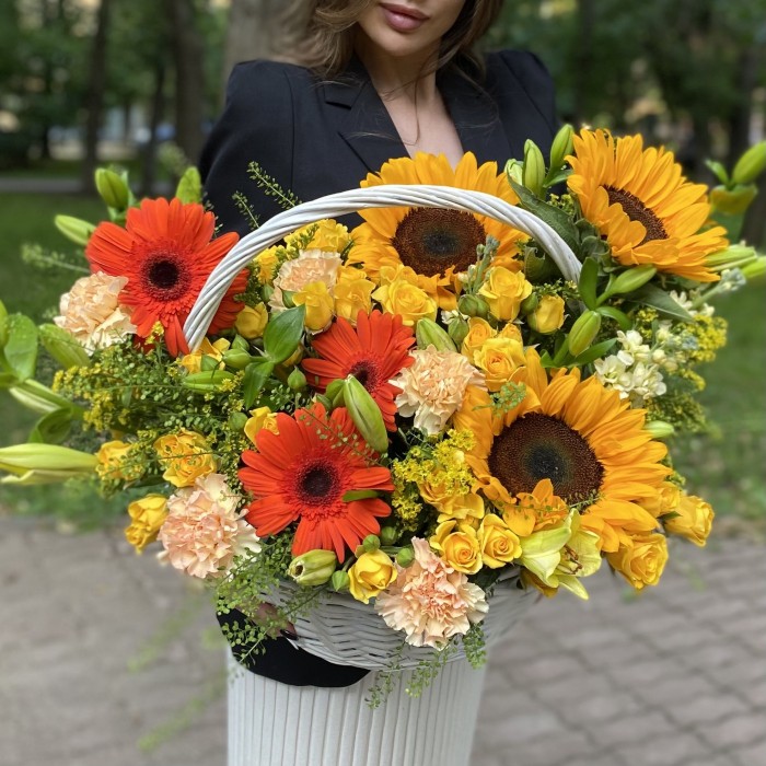 Композиция в корзине с подсолнухами Флорентина