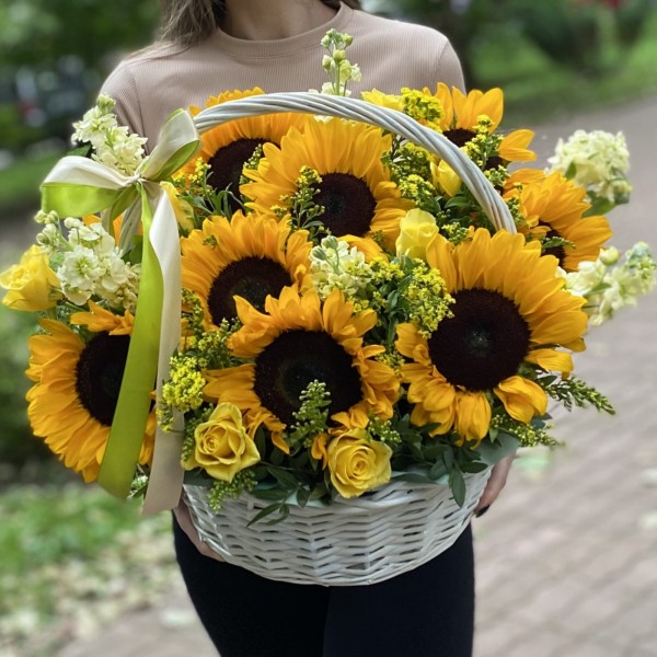 Подсолнухи в корзине