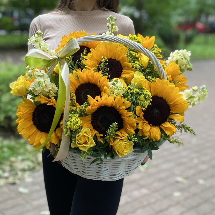Подсолнухи в корзине