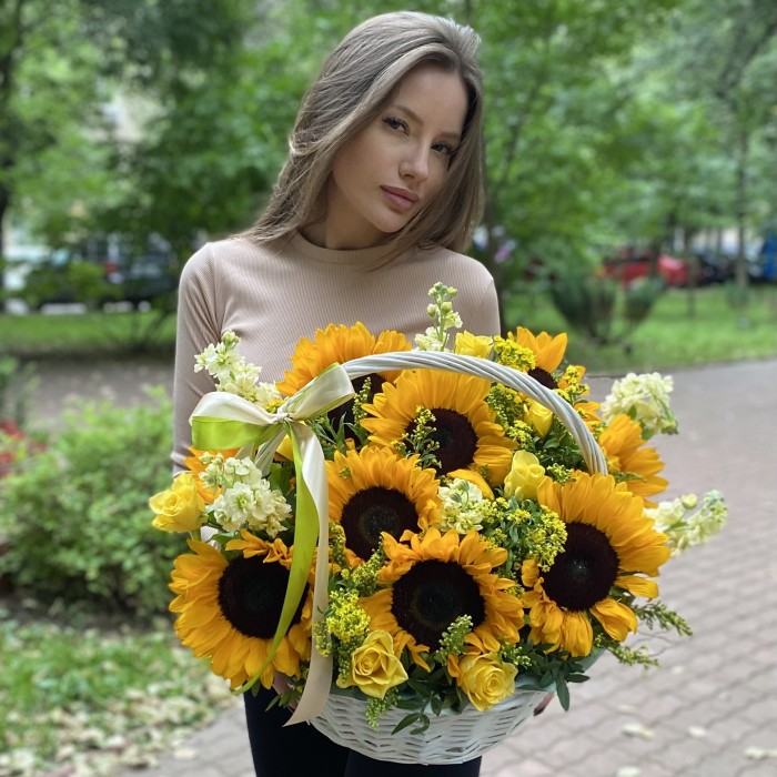 Подсолнухи в корзине