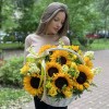 Подсолнухи в корзине