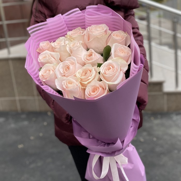 15 высоких розовых роз Помароса