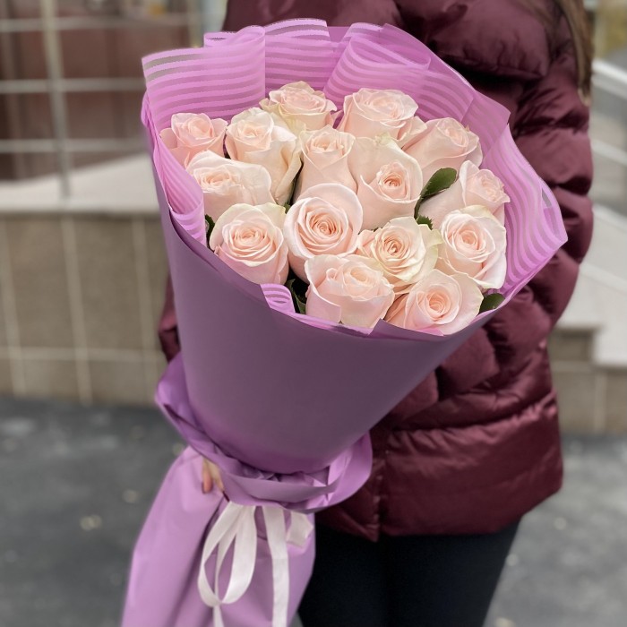 15 высоких розовых роз Помароса