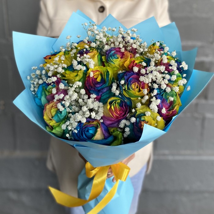 17 радужных роз с гипсофилой