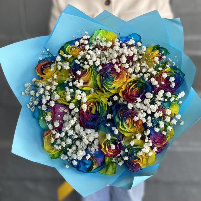 17 радужных роз с гипсофилой