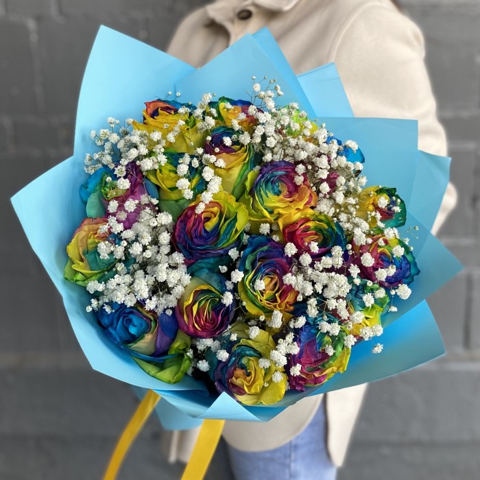 17 радужных роз с гипсофилой