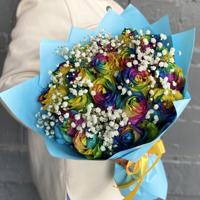 17 радужных роз с гипсофилой