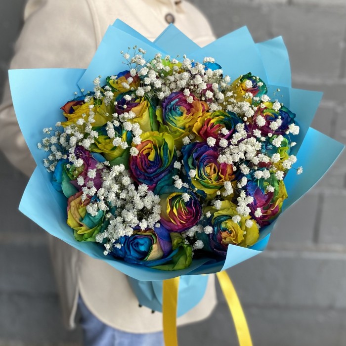 17 радужных роз с гипсофилой