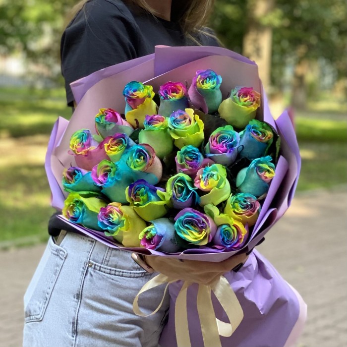 Букет из 25 радужных роз