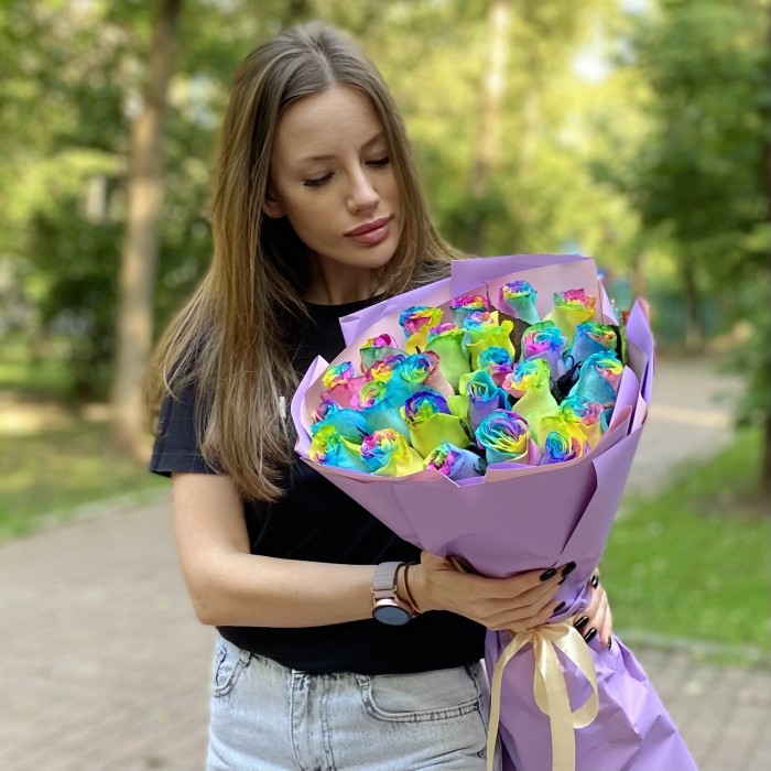 Букет из 25 радужных роз