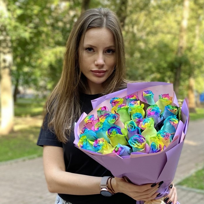 Букет из 25 радужных роз
