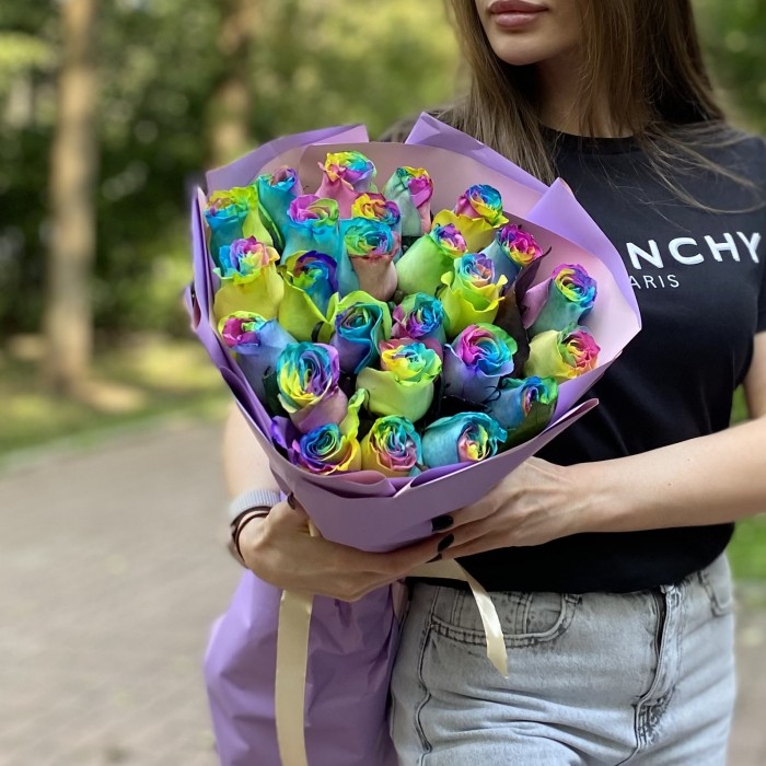 Букет из 25 радужных роз