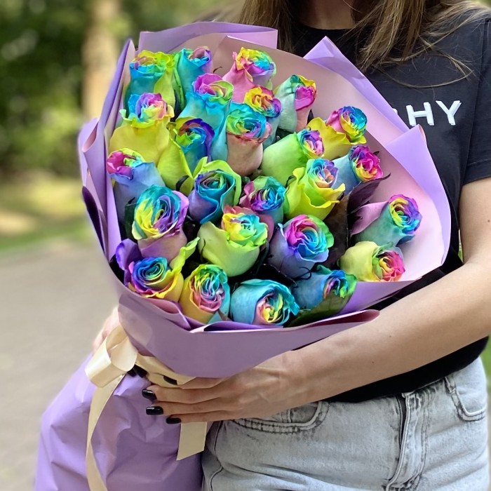 Букет из 25 радужных роз