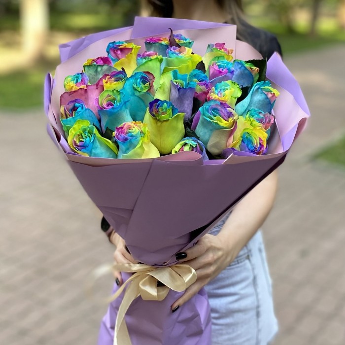 Букет из 25 радужных роз