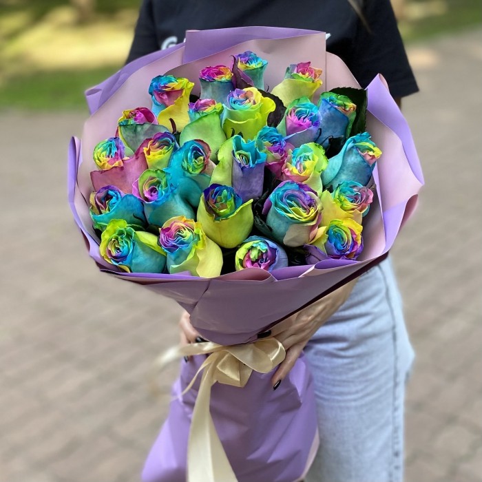 Букет из 25 радужных роз