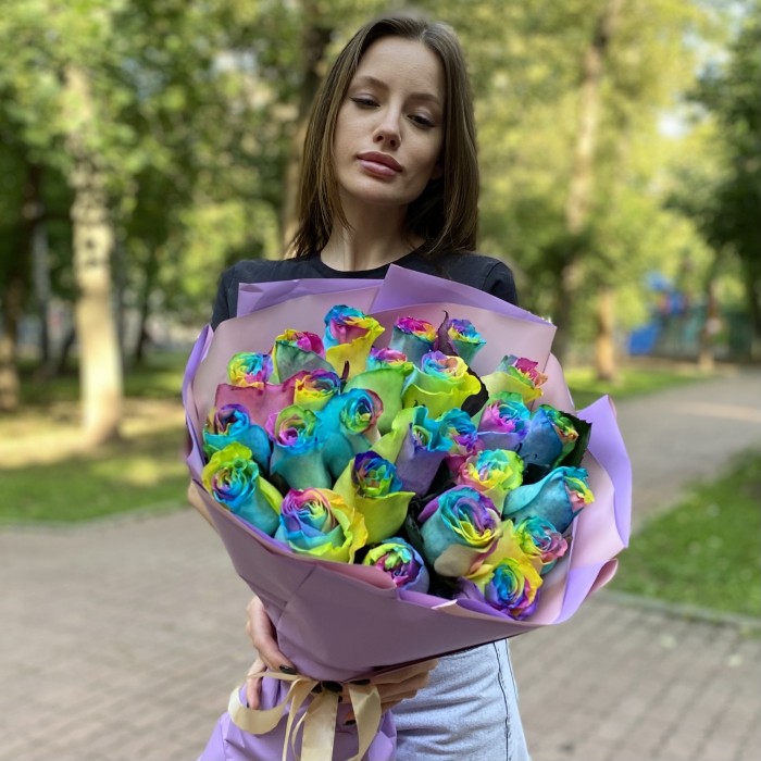 Букет из 25 радужных роз