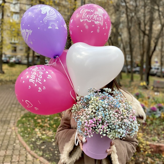 Радужная гипсофила в шляпной коробке