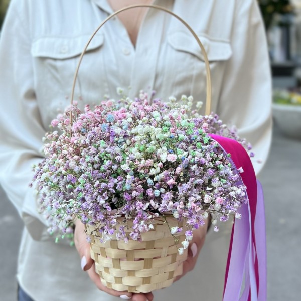 Радужная гипсофила в корзине