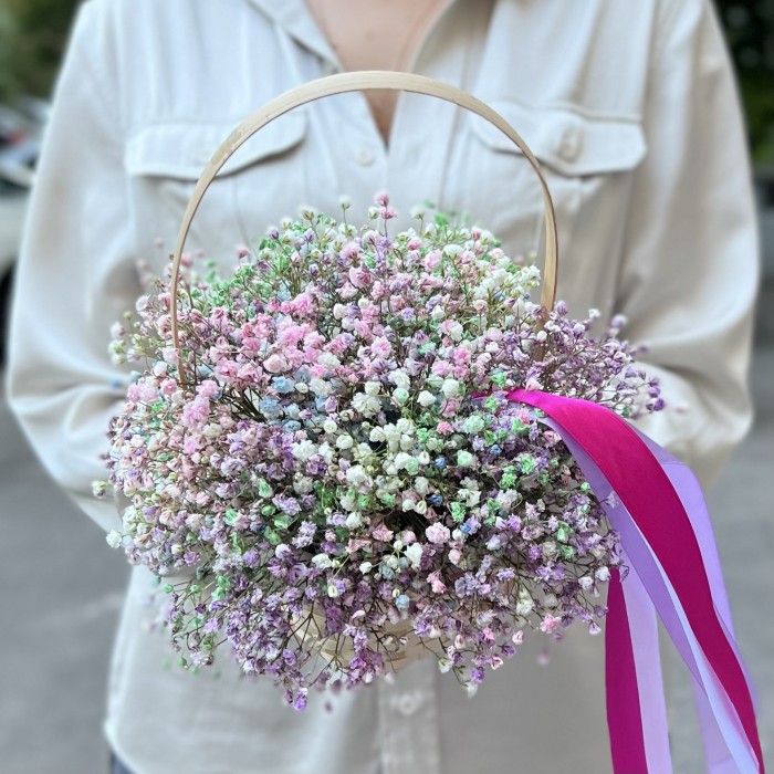 Радужная гипсофила в корзине