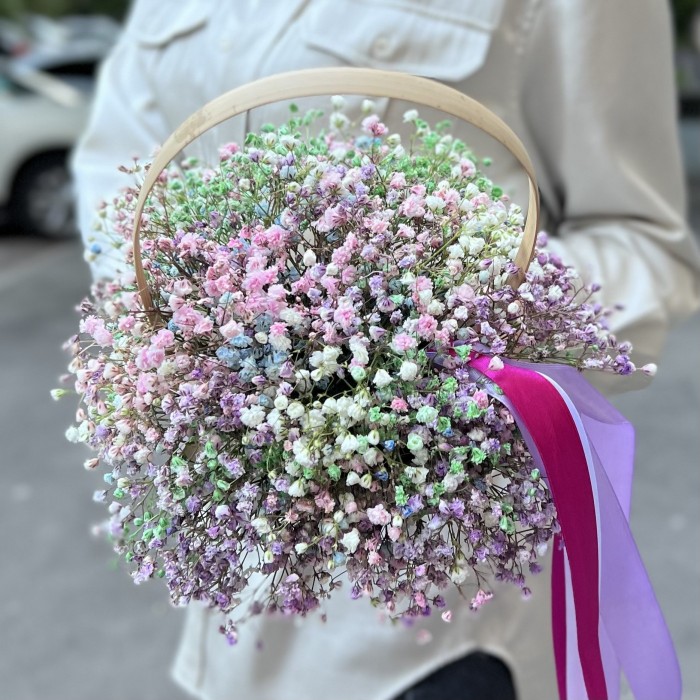 Радужная гипсофила в корзине