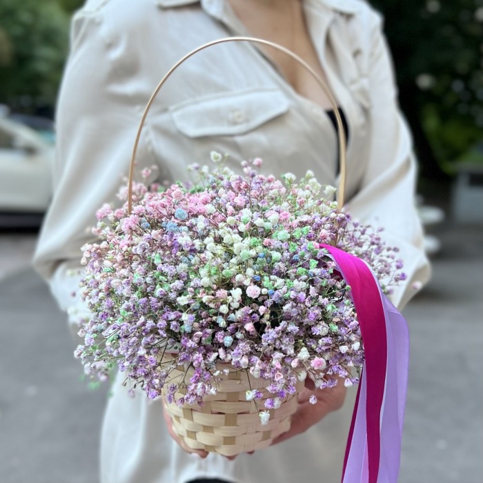 Радужная гипсофила в корзине