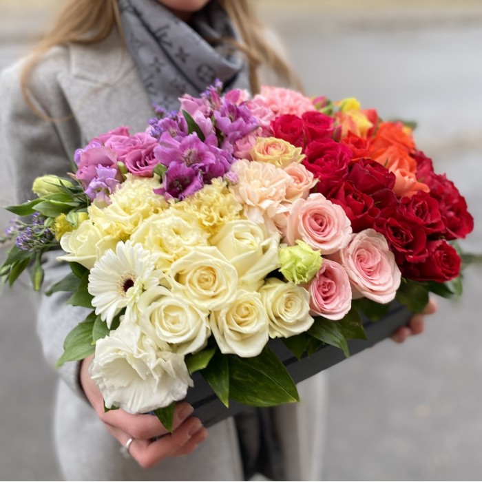 Композиция в ящике Радужная поляна из роз