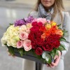 Композиция в ящике Радужная поляна из роз
