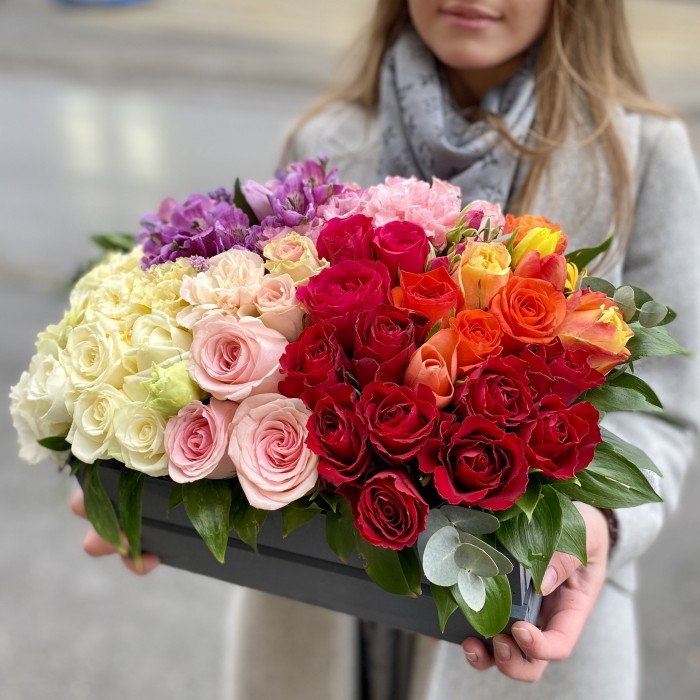 Композиция в ящике Радужная поляна из роз