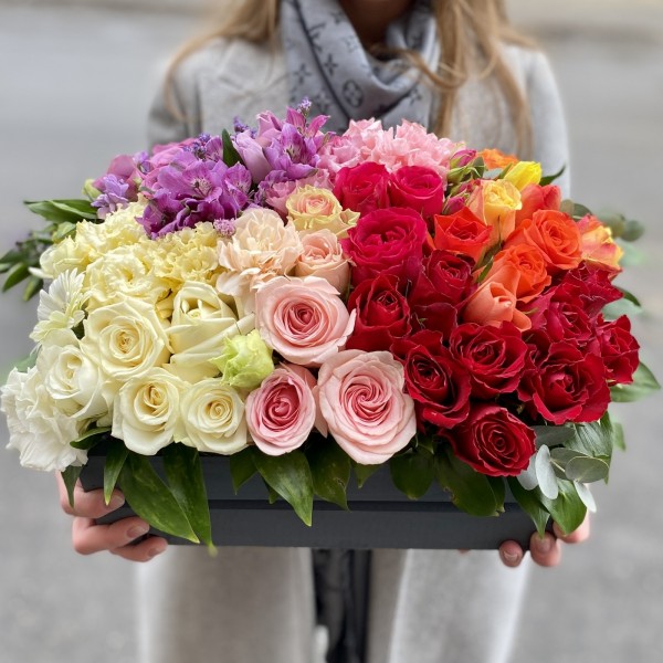 Композиция в ящике Радужная поляна из роз