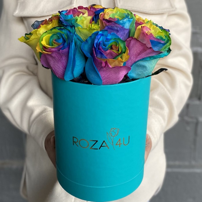 11 радужных роз в коробке