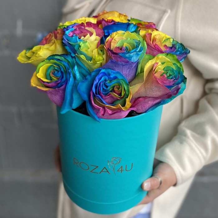 11 радужных роз в коробке