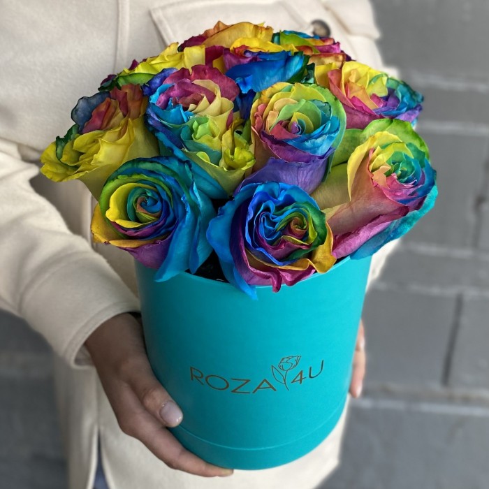 11 радужных роз в коробке