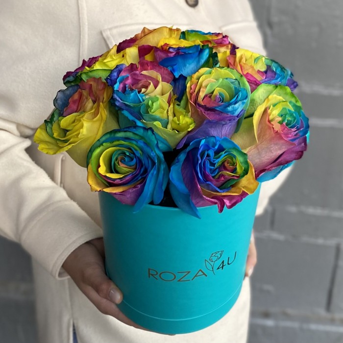 11 радужных роз в коробке