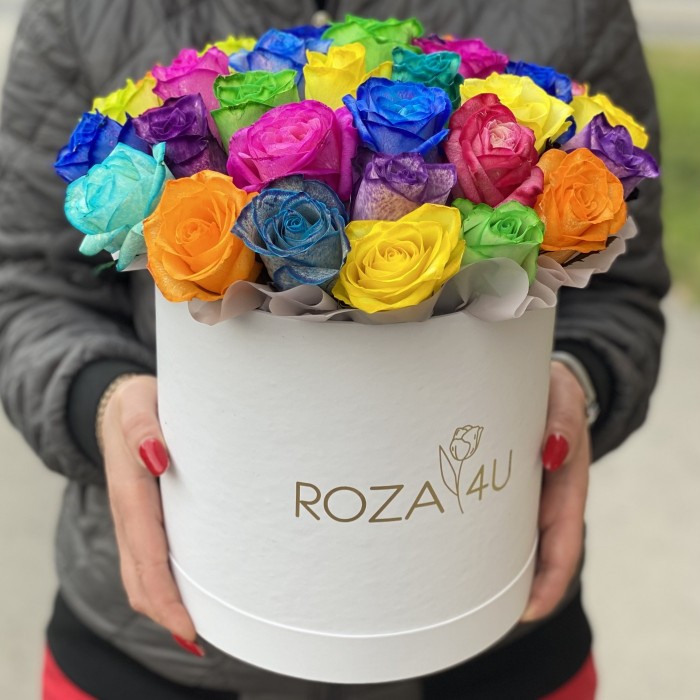 Радужные розы в шляпной коробке